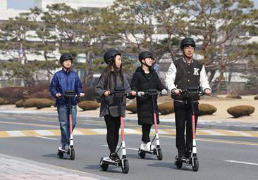 전동킥보드를 타고 있는 학생들. <현대자동차 제공>